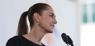 Durante su conferencia de prensa matutina, la presidenta de México, Claudia Sheinbaum Pardo, resaltó el trabajo de coordinación entre los gobiernos estatal y federal, así como la iniciativa privada, para fortalecer la promoción turística de Acapulco y de todo el estado de Guerrero, en el contexto del Tianguis Turístico, que este año cumple 50 años. Al responder a una pregunta sobre si habrá apoyos adicionales para la celebración del Tianguis Turístico y si asistirá a su inauguración, la mandataria subrayó la labor de la gobernadora de Guerrero, a quien reconoció por su impulso a la promoción turística y por atraer espectáculos de primer nivel al puerto. Sheinbaum destacó que, tras el impacto de dos huracanes, ha habido un respaldo importante de la iniciativa privada para desarrollar actividades que permitan a Acapulco recuperar su grandeza. Como muestra de ello, señaló que durante el pasado fin de año se registró una ocupación hotelera muy relevante. La presidenta también enfatizó la estrecha coordinación con la Secretaría de Turismo, encabezada por Josefina Rodríguez, así como con el Fondo Nacional de Fomento al Turismo (Fonatur), para reforzar la promoción turística no solo de Acapulco, sino de todo Guerrero. En ese contexto, anunció que realizará una gira por distintas regiones del estado, que incluirá visitas a Coyuca, Atoyac de Álvarez, Técpan de Galeana, Petatlán y Zihuatanejo, además de Acapulco. Finalmente, adelantó que el domingo visitará el puerto de Lázaro Cárdenas, en Michoacán, como parte de su agenda de trabajo en la región.