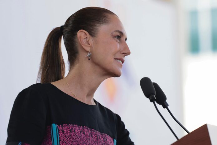 Durante su conferencia de prensa matutina, la presidenta de México, Claudia Sheinbaum Pardo, resaltó el trabajo de coordinación entre los gobiernos estatal y federal, así como la iniciativa privada, para fortalecer la promoción turística de Acapulco y de todo el estado de Guerrero, en el contexto del Tianguis Turístico, que este año cumple 50 años. Al responder a una pregunta sobre si habrá apoyos adicionales para la celebración del Tianguis Turístico y si asistirá a su inauguración, la mandataria subrayó la labor de la gobernadora de Guerrero, a quien reconoció por su impulso a la promoción turística y por atraer espectáculos de primer nivel al puerto. Sheinbaum destacó que, tras el impacto de dos huracanes, ha habido un respaldo importante de la iniciativa privada para desarrollar actividades que permitan a Acapulco recuperar su grandeza. Como muestra de ello, señaló que durante el pasado fin de año se registró una ocupación hotelera muy relevante. La presidenta también enfatizó la estrecha coordinación con la Secretaría de Turismo, encabezada por Josefina Rodríguez, así como con el Fondo Nacional de Fomento al Turismo (Fonatur), para reforzar la promoción turística no solo de Acapulco, sino de todo Guerrero. En ese contexto, anunció que realizará una gira por distintas regiones del estado, que incluirá visitas a Coyuca, Atoyac de Álvarez, Técpan de Galeana, Petatlán y Zihuatanejo, además de Acapulco. Finalmente, adelantó que el domingo visitará el puerto de Lázaro Cárdenas, en Michoacán, como parte de su agenda de trabajo en la región. Durante su conferencia de prensa matutina, la presidenta de México, Claudia Sheinbaum Pardo, resaltó el trabajo de coordinación entre los gobiernos estatal y federal, así como la iniciativa privada, para fortalecer la promoción turística de Acapulco y de todo el estado de Guerrero, en el contexto del Tianguis Turístico, que este año cumple 50 años. Al responder a una pregunta sobre si habrá apoyos adicionales para la celebración del Tianguis Turístico y si asistirá a su inauguración, la mandataria subrayó la labor de la gobernadora de Guerrero, a quien reconoció por su impulso a la promoción turística y por atraer espectáculos de primer nivel al puerto. Sheinbaum destacó que, tras el impacto de dos huracanes, ha habido un respaldo importante de la iniciativa privada para desarrollar actividades que permitan a Acapulco recuperar su grandeza. Como muestra de ello, señaló que durante el pasado fin de año se registró una ocupación hotelera muy relevante. La presidenta también enfatizó la estrecha coordinación con la Secretaría de Turismo, encabezada por Josefina Rodríguez, así como con el Fondo Nacional de Fomento al Turismo (Fonatur), para reforzar la promoción turística no solo de Acapulco, sino de todo Guerrero. En ese contexto, anunció que realizará una gira por distintas regiones del estado, que incluirá visitas a Coyuca, Atoyac de Álvarez, Técpan de Galeana, Petatlán y Zihuatanejo, además de Acapulco. Finalmente, adelantó que el domingo visitará el puerto de Lázaro Cárdenas, en Michoacán, como parte de su agenda de trabajo en la región.