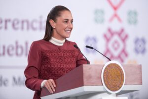 La presidenta de México, Claudia Sheinbaum, informó que durante la llamada telefónica que sostuvo la mañana de este lunes con el presidente de Estados Unidos, Donald Trump, rechazó la posibilidad de recibir apoyos externos en materia de seguridad y reafirmó la soberanía y la integridad territorial del país.