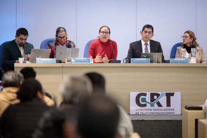 La Comisión Reguladora de Telecomunicaciones (CRT) realizó una mesa de diálogo con concesionarios e interesados en el uso social del espectro radioeléctrico, como parte del proceso de elaboración de nuevos lineamientos que regularán las concesiones de radio comunitaria, indígena y afromexicana, con un esquema diferenciado respecto al uso comercial del espectro.