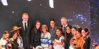La presidenta de México, Claudia Sheinbaum Pardo, subrayó como un hecho simbólico la visita de los reyes de España al stand de México durante la Feria Internacional de Turismo (FITUR), donde, señaló, tuvieron un acercamiento directo con representantes de los pueblos originarios.