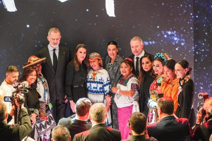 La presidenta de México, Claudia Sheinbaum Pardo, subrayó como un hecho simbólico la visita de los reyes de España al stand de México durante la Feria Internacional de Turismo (FITUR), donde, señaló, tuvieron un acercamiento directo con representantes de los pueblos originarios. La presidenta de México, Claudia Sheinbaum Pardo, subrayó como un hecho simbólico la visita de los reyes de España al stand de México durante la Feria Internacional de Turismo (FITUR), donde, señaló, tuvieron un acercamiento directo con representantes de los pueblos originarios.