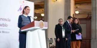 Gobierno condiciona operación de pasajeros del Tren Interoceánico a aval internacional de seguridad El gobierno federal condicionó la reanudación del transporte de pasajeros en el Tren Interoceánico del Istmo de Tehuantepec a la obtención de una certificación internacional en materia de seguridad ferroviaria, informó la presidenta Claudia Sheinbaum en respuesta a una pregunta de Revista Fortuna durante la conferencia matutina de este miércoles. La mandataria explicó que la medida busca que la operación del sistema ferroviario no dependa exclusivamente del factor humano, sino que cuente con estándares técnicos y mecanismos de seguridad avalados por organismos especializados a nivel internacional. Señaló que, aunque el proyecto ya cuenta con certificación nacional, el objetivo es obtener una validación internacional que permita reforzar la seguridad de la vía y de la operación. Sheinbaum detalló que la Agencia Reguladora del Transporte Ferroviario, encabezada por Andrés Layuz, recomendó a la Secretaría de Marina recurrir a una de las dos o tres agencias certificadoras internacionales especializadas en trenes que existen en el mundo. Subrayó que lo más relevante de este proceso serán las recomendaciones técnicas que deberá cumplir el Corredor Interoceánico para garantizar la seguridad integral del sistema. En este sentido, la presidenta precisó que el transporte de pasajeros no se reanudará hasta que dichas recomendaciones sean emitidas, implementadas y verificadas. En contraste, el transporte de carga podrá operar una vez que se liberen las vías y se determine que se encuentran en condiciones adecuadas, bajo mecanismos específicos de operación y seguridad. En este contexto, la fiscal Ernestina Godoy presentó ayer el informe inicial de la Fiscalía General de la República sobre el accidente ocurrido el 28 de diciembre en el tramo Salina Cruz–Coatzacoalcos, a la altura del poblado de Nizanda, Oaxaca. De acuerdo con el análisis de la caja negra de la locomotora, el tren circulaba a 65 kilómetros por hora en una curva donde la velocidad máxima autorizada era de 50 kilómetros por hora. Asimismo, el convoy alcanzó hasta 111 kilómetros por hora en tramos rectos donde el límite permitido era de 70 kilómetros por hora. El informe señala que no se detectaron fallas en la infraestructura ferroviaria ni en los sistemas del tren, incluidos el frenado, los mecanismos de acoplamiento y el estado físico de las locomotoras y los coches. La Fiscalía concluyó que el funcionamiento del convoy era adecuado conforme a la normatividad vigente. Con base en estos hallazgos, la FGR determinó que el descarrilamiento se debió al exceso de velocidad y anunció que ejercerá acción penal por los delitos de homicidio culposo y lesiones culposas, sin perjuicio de que continúen los peritajes técnicos para descartar otros posibles factores. Durante la misma conferencia, el subsecretario de Derechos Humanos, Población y Migración de la Secretaría de Gobernación, Félix Arturo Medina Padilla, informó sobre el avance en la atención a las víctimas del accidente. Señaló que, por instrucciones de la presidenta, desde el primer momento se implementó un esquema de atención inmediata, permanente y coordinada para garantizar la atención integral de las personas afectadas y de sus familias. El funcionario indicó que ya se inició el contacto directo con las víctimas y sus familiares para agendar citas e iniciar el proceso de reparación integral del daño. Precisó que el Corredor Interoceánico aceptó la reparación recomendada por la Fiscalía General de la República y que las personas afectadas podrán optar por los mecanismos alternativos de solución de controversias que pondrá a su disposición la FGR. Detalló que un grupo interinstitucional atenderá a las víctimas en sus propias comunidades, sin necesidad de que se trasladen a la Ciudad de México, con el acompañamiento de asesores jurídicos de la Comisión Ejecutiva de Atención a Víctimas, personal de la Fiscalía General de la República y del Mecanismo Alternativo de Solución de Controversias de la Secretaría de Gobernación. Añadió que se eliminarán trámites innecesarios para agilizar el proceso y que los montos de reparación serán diferenciados, de acuerdo con las afectaciones sufridas por cada persona. Medina Padilla precisó que el universo de atención comprende a las 225 personas que viajaban en el tren el día del incidente y que la reparación abarcará tanto daños personales como materiales, además de la participación de la aseguradora como parte integral de la solución. Por su parte, la presidenta Sheinbaum reiteró la solidaridad y el apoyo del gobierno federal a las víctimas y a los familiares de las personas que perdieron la vida. Confirmó que la Fiscalía General de la República aceptó realizar el procedimiento de reparación integral del daño en el menor tiempo posible y que, junto con la Comisión Ejecutiva de Atención a Víctimas y la Secretaría de Gobernación, se trasladarán a las distintas localidades para atender directamente a las familias. La mandataria aseguró que el acompañamiento institucional se mantendrá hasta que cada persona y cada familia reciba la atención correspondiente, mientras se refuerzan los mecanismos de seguridad y certificación del Tren Interoceánico.