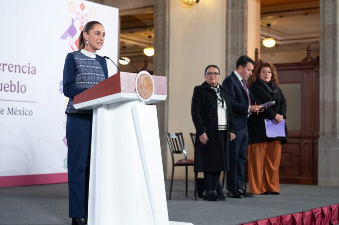 Gobierno condiciona operación de pasajeros del Tren Interoceánico a aval internacional de seguridad El gobierno federal condicionó la reanudación del transporte de pasajeros en el Tren Interoceánico del Istmo de Tehuantepec a la obtención de una certificación internacional en materia de seguridad ferroviaria, informó la presidenta Claudia Sheinbaum en respuesta a una pregunta de Revista Fortuna durante la conferencia matutina de este miércoles. La mandataria explicó que la medida busca que la operación del sistema ferroviario no dependa exclusivamente del factor humano, sino que cuente con estándares técnicos y mecanismos de seguridad avalados por organismos especializados a nivel internacional. Señaló que, aunque el proyecto ya cuenta con certificación nacional, el objetivo es obtener una validación internacional que permita reforzar la seguridad de la vía y de la operación. Sheinbaum detalló que la Agencia Reguladora del Transporte Ferroviario, encabezada por Andrés Layuz, recomendó a la Secretaría de Marina recurrir a una de las dos o tres agencias certificadoras internacionales especializadas en trenes que existen en el mundo. Subrayó que lo más relevante de este proceso serán las recomendaciones técnicas que deberá cumplir el Corredor Interoceánico para garantizar la seguridad integral del sistema. En este sentido, la presidenta precisó que el transporte de pasajeros no se reanudará hasta que dichas recomendaciones sean emitidas, implementadas y verificadas. En contraste, el transporte de carga podrá operar una vez que se liberen las vías y se determine que se encuentran en condiciones adecuadas, bajo mecanismos específicos de operación y seguridad. En este contexto, la fiscal Ernestina Godoy presentó ayer el informe inicial de la Fiscalía General de la República sobre el accidente ocurrido el 28 de diciembre en el tramo Salina Cruz–Coatzacoalcos, a la altura del poblado de Nizanda, Oaxaca. De acuerdo con el análisis de la caja negra de la locomotora, el tren circulaba a 65 kilómetros por hora en una curva donde la velocidad máxima autorizada era de 50 kilómetros por hora. Asimismo, el convoy alcanzó hasta 111 kilómetros por hora en tramos rectos donde el límite permitido era de 70 kilómetros por hora. El informe señala que no se detectaron fallas en la infraestructura ferroviaria ni en los sistemas del tren, incluidos el frenado, los mecanismos de acoplamiento y el estado físico de las locomotoras y los coches. La Fiscalía concluyó que el funcionamiento del convoy era adecuado conforme a la normatividad vigente. Con base en estos hallazgos, la FGR determinó que el descarrilamiento se debió al exceso de velocidad y anunció que ejercerá acción penal por los delitos de homicidio culposo y lesiones culposas, sin perjuicio de que continúen los peritajes técnicos para descartar otros posibles factores. Durante la misma conferencia, el subsecretario de Derechos Humanos, Población y Migración de la Secretaría de Gobernación, Félix Arturo Medina Padilla, informó sobre el avance en la atención a las víctimas del accidente. Señaló que, por instrucciones de la presidenta, desde el primer momento se implementó un esquema de atención inmediata, permanente y coordinada para garantizar la atención integral de las personas afectadas y de sus familias. El funcionario indicó que ya se inició el contacto directo con las víctimas y sus familiares para agendar citas e iniciar el proceso de reparación integral del daño. Precisó que el Corredor Interoceánico aceptó la reparación recomendada por la Fiscalía General de la República y que las personas afectadas podrán optar por los mecanismos alternativos de solución de controversias que pondrá a su disposición la FGR. Detalló que un grupo interinstitucional atenderá a las víctimas en sus propias comunidades, sin necesidad de que se trasladen a la Ciudad de México, con el acompañamiento de asesores jurídicos de la Comisión Ejecutiva de Atención a Víctimas, personal de la Fiscalía General de la República y del Mecanismo Alternativo de Solución de Controversias de la Secretaría de Gobernación. Añadió que se eliminarán trámites innecesarios para agilizar el proceso y que los montos de reparación serán diferenciados, de acuerdo con las afectaciones sufridas por cada persona. Medina Padilla precisó que el universo de atención comprende a las 225 personas que viajaban en el tren el día del incidente y que la reparación abarcará tanto daños personales como materiales, además de la participación de la aseguradora como parte integral de la solución. Por su parte, la presidenta Sheinbaum reiteró la solidaridad y el apoyo del gobierno federal a las víctimas y a los familiares de las personas que perdieron la vida. Confirmó que la Fiscalía General de la República aceptó realizar el procedimiento de reparación integral del daño en el menor tiempo posible y que, junto con la Comisión Ejecutiva de Atención a Víctimas y la Secretaría de Gobernación, se trasladarán a las distintas localidades para atender directamente a las familias. La mandataria aseguró que el acompañamiento institucional se mantendrá hasta que cada persona y cada familia reciba la atención correspondiente, mientras se refuerzan los mecanismos de seguridad y certificación del Tren Interoceánico.