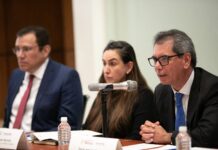 SHCP reporta crecimiento económico de 1.6% al cierre de 2025 y reduce déficit fiscal a 4.3% del PIB La Secretaría de Hacienda y Crédito Público (SHCP) informó que la economía mexicana registró un crecimiento anual de 1.6% en el cuarto trimestre de 2025, lo que permitió cerrar el año con un avance de 0.7%, mientras que el déficit fiscal se redujo a 4.3% del PIB, desde 5.8% en 2024.