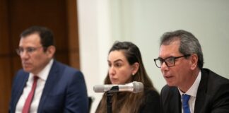 La Secretaría de Hacienda y Crédito Público (SHCP) informó que la economía mexicana registró un crecimiento anual de 1.6% en el cuarto trimestre de 2025, lo que permitió cerrar el año con un avance de 0.7%, mientras que el déficit fiscal se redujo a 4.3% del PIB, desde 5.8% en 2024.