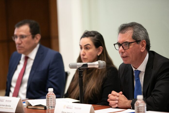 La Secretaría de Hacienda y Crédito Público (SHCP) informó que la economía mexicana registró un crecimiento anual de 1.6% en el cuarto trimestre de 2025, lo que permitió cerrar el año con un avance de 0.7%, mientras que el déficit fiscal se redujo a 4.3% del PIB, desde 5.8% en 2024. La Secretaría de Hacienda y Crédito Público (SHCP) informó que la economía mexicana registró un crecimiento anual de 1.6% en el cuarto trimestre de 2025, lo que permitió cerrar el año con un avance de 0.7%, mientras que el déficit fiscal se redujo a 4.3% del PIB, desde 5.8% en 2024.