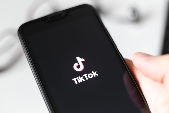 YAYIMAGES-80155420-tik-tok-app TikTok