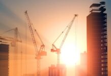 La presidenta Claudia Sheinbaum Pardo anunció que el gobierno federal presentará la próxima semana un nuevo esquema para ampliar la inversión nacional, pública y mixta en infraestructura, como parte de la estrategia de desarrollo económico contenida en el Plan México y alineada con los principios de la Cuarta Transformación. Durante su conferencia matutina, la mandataria explicó que este modelo ha sido diseñado en conjunto con la Secretaría de Hacienda y Crédito Público, tras varios meses de trabajo técnico, financiero y de planeación, con el objetivo de detonar el crecimiento económico, fortalecer el mercado interno y mejorar la competitividad del país. Sheinbaum detalló que el esquema contempla un impulso significativo a la inversión pública, así como mecanismos para incentivar la participación de la inversión privada y mixta en proyectos estratégicos, bajo esquemas que garanticen la rectoría del Estado y la viabilidad financiera de las obras. Entre los sectores prioritarios que serán atendidos se encuentran carreteras, puertos y aeropuertos, infraestructura clave para la conectividad nacional y el comercio; así como electricidad y petróleo, áreas consideradas estratégicas para la soberanía energética del país. También se incluyen proyectos de agua y obras hidráulicas, enfocados en garantizar el abasto, la sustentabilidad y la resiliencia frente al cambio climático. La presidenta adelantó que, con este plan, 2026 será un año clave en materia de inversión en infraestructura, al señalar que el gobierno ya cuenta con el modelo definido y listo para su presentación pública. Este anuncio, dijo, permitirá dar certidumbre a los inversionistas y a los gobiernos locales sobre las prioridades de desarrollo del país. “Va a ser un buen año en inversión pública”, afirmó Sheinbaum, al reiterar que el nuevo esquema busca combinar crecimiento económico con desarrollo social, fortaleciendo las capacidades productivas del país y mejorando las condiciones de vida de la población. Con este plan, el gobierno federal apunta a consolidar una estrategia de crecimiento de largo plazo basada en infraestructura, inversión productiva y desarrollo sostenible, como ejes del proyecto económico de la actual administración.