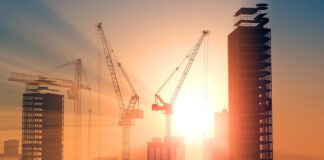 La presidenta Claudia Sheinbaum Pardo anunció que el gobierno federal presentará la próxima semana un nuevo esquema para ampliar la inversión nacional, pública y mixta en infraestructura, como parte de la estrategia de desarrollo económico contenida en el Plan México y alineada con los principios de la Cuarta Transformación. Durante su conferencia matutina, la mandataria explicó que este modelo ha sido diseñado en conjunto con la Secretaría de Hacienda y Crédito Público, tras varios meses de trabajo técnico, financiero y de planeación, con el objetivo de detonar el crecimiento económico, fortalecer el mercado interno y mejorar la competitividad del país. Sheinbaum detalló que el esquema contempla un impulso significativo a la inversión pública, así como mecanismos para incentivar la participación de la inversión privada y mixta en proyectos estratégicos, bajo esquemas que garanticen la rectoría del Estado y la viabilidad financiera de las obras. Entre los sectores prioritarios que serán atendidos se encuentran carreteras, puertos y aeropuertos, infraestructura clave para la conectividad nacional y el comercio; así como electricidad y petróleo, áreas consideradas estratégicas para la soberanía energética del país. También se incluyen proyectos de agua y obras hidráulicas, enfocados en garantizar el abasto, la sustentabilidad y la resiliencia frente al cambio climático. La presidenta adelantó que, con este plan, 2026 será un año clave en materia de inversión en infraestructura, al señalar que el gobierno ya cuenta con el modelo definido y listo para su presentación pública. Este anuncio, dijo, permitirá dar certidumbre a los inversionistas y a los gobiernos locales sobre las prioridades de desarrollo del país. “Va a ser un buen año en inversión pública”, afirmó Sheinbaum, al reiterar que el nuevo esquema busca combinar crecimiento económico con desarrollo social, fortaleciendo las capacidades productivas del país y mejorando las condiciones de vida de la población. Con este plan, el gobierno federal apunta a consolidar una estrategia de crecimiento de largo plazo basada en infraestructura, inversión productiva y desarrollo sostenible, como ejes del proyecto económico de la actual administración.