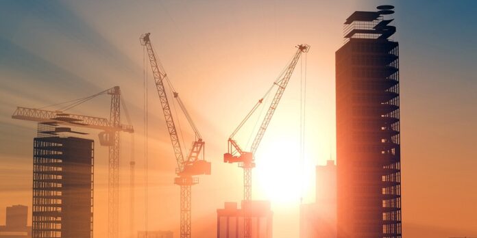 La presidenta Claudia Sheinbaum Pardo anunció que el gobierno federal presentará la próxima semana un nuevo esquema para ampliar la inversión nacional, pública y mixta en infraestructura, como parte de la estrategia de desarrollo económico contenida en el Plan México y alineada con los principios de la Cuarta Transformación. Durante su conferencia matutina, la mandataria explicó que este modelo ha sido diseñado en conjunto con la Secretaría de Hacienda y Crédito Público, tras varios meses de trabajo técnico, financiero y de planeación, con el objetivo de detonar el crecimiento económico, fortalecer el mercado interno y mejorar la competitividad del país. Sheinbaum detalló que el esquema contempla un impulso significativo a la inversión pública, así como mecanismos para incentivar la participación de la inversión privada y mixta en proyectos estratégicos, bajo esquemas que garanticen la rectoría del Estado y la viabilidad financiera de las obras. Entre los sectores prioritarios que serán atendidos se encuentran carreteras, puertos y aeropuertos, infraestructura clave para la conectividad nacional y el comercio; así como electricidad y petróleo, áreas consideradas estratégicas para la soberanía energética del país. También se incluyen proyectos de agua y obras hidráulicas, enfocados en garantizar el abasto, la sustentabilidad y la resiliencia frente al cambio climático. La presidenta adelantó que, con este plan, 2026 será un año clave en materia de inversión en infraestructura, al señalar que el gobierno ya cuenta con el modelo definido y listo para su presentación pública. Este anuncio, dijo, permitirá dar certidumbre a los inversionistas y a los gobiernos locales sobre las prioridades de desarrollo del país. “Va a ser un buen año en inversión pública”, afirmó Sheinbaum, al reiterar que el nuevo esquema busca combinar crecimiento económico con desarrollo social, fortaleciendo las capacidades productivas del país y mejorando las condiciones de vida de la población. Con este plan, el gobierno federal apunta a consolidar una estrategia de crecimiento de largo plazo basada en infraestructura, inversión productiva y desarrollo sostenible, como ejes del proyecto económico de la actual administración.