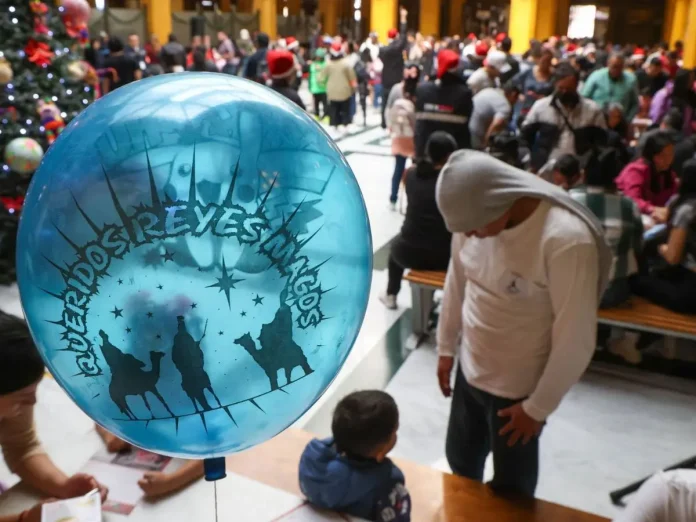 La celebración del Día de Reyes 2026 generará una derrama económica nacional estimada en 26,136 millones de pesos (mdp), de acuerdo con la Confederación de Cámaras Nacionales de Comercio, Servicios y Turismo (CONCANACO SERVYTUR México), impulsada por el consumo familiar y la actividad comercial previa al 6 de enero. La celebración del Día de Reyes 2026 generará una derrama económica nacional estimada en 26,136 millones de pesos (mdp), de acuerdo con la Confederación de Cámaras Nacionales de Comercio, Servicios y Turismo (CONCANACO SERVYTUR México), impulsada por el consumo familiar y la actividad comercial previa al 6 de enero.