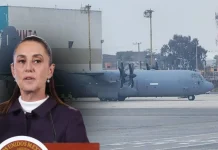La presidenta Claudia Sheinbaum Pardo aclaró este lunes que el aterrizaje en México de un avión militar estadounidense Hércules C-130, ocurrido el pasado 17 de enero en el Aeropuerto Internacional de Toluca, no implicó el ingreso de tropas extranjeras ni una operación militar en territorio nacional, y aseguró que se trató de un vuelo autorizado desde octubre de 2025 con fines de capacitación para personal mexicano. Durante su conferencia de prensa matutina, la mandataria respondió a los señalamientos de legisladores de oposición que cuestionaron la ausencia de una autorización del Senado de la República para el arribo de la aeronave. Sheinbaum sostuvo que no era necesario el aval legislativo, ya que el vuelo no transportaba personal militar estadounidense para realizar actividades en México. “No venían tropas de Estados Unidos ni mucho menos. Es una autorización que se dio desde octubre del año pasado y tenía que ver con un asunto de capacitación”, explicó la presidenta. Detalló que en el avión viajó un equipo de la Secretaría de Seguridad y Protección Ciudadana (SSPC) que se trasladó a Estados Unidos para recibir capacitación, en el marco de los mecanismos de cooperación y bajo autorización del Sistema Nacional de Seguridad. Subrayó que este tipo de intercambios formativos se realizan de manera regular. Sheinbaum precisó que el procedimiento es distinto cuando se trata del ingreso de personal extranjero a territorio mexicano para realizar actividades de capacitación o entrenamiento, casos en los que sí se requiere la aprobación del Senado. Como ejemplo, mencionó una solicitud pendiente para la visita de la Guardia Costera de Estados Unidos, que deberá ser analizada por el pleno de la Cámara alta en febrero, ya que no puede ser autorizada por la Comisión Permanente. Sobre el hecho de que la aeronave no haya aterrizado en una base aérea militar, como la de Santa Lucía, sino en Toluca, la presidenta explicó que, aunque la norma general establece el uso de instalaciones militares, en este caso se trató de una condición específica autorizada por la Secretaría de la Defensa Nacional. En otro tema relacionado, Sheinbaum se refirió al aviso emitido por la Administración Federal de Aviación de Estados Unidos (FAA) que alertó a las aeronaves civiles sobre posibles actividades militares en diversas regiones, entre ellas México. Indicó que, al detectarse la mención del país, se activaron de inmediato los protocolos de comunicación entre las secretarías de Relaciones Exteriores, Defensa Nacional y de Infraestructura, Comunicaciones y Transportes. Tras el intercambio de información con la FAA y la embajada de Estados Unidos, el gobierno mexicano confirmó que no existió ningún sobrevuelo ni operación militar en territorio nacional, y que las actividades señaladas se desarrollaban en aguas internacionales. Una vez obtenida la confirmación por escrito, se emitió el comunicado oficial para descartar cualquier riesgo. La presidenta negó que este tema haya sido abordado en alguna comunicación con el expresidente estadounidense Donald Trump y reiteró que el arribo del avión se realizó conforme a los protocolos establecidos. “Estaba avisado, estaba autorizado y aterrizó”, concluyó.