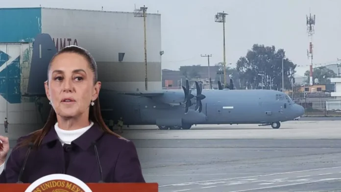 La presidenta Claudia Sheinbaum Pardo aclaró este lunes que el aterrizaje en México de un avión militar estadounidense Hércules C-130, ocurrido el pasado 17 de enero en el Aeropuerto Internacional de Toluca, no implicó el ingreso de tropas extranjeras ni una operación militar en territorio nacional, y aseguró que se trató de un vuelo autorizado desde octubre de 2025 con fines de capacitación para personal mexicano. Durante su conferencia de prensa matutina, la mandataria respondió a los señalamientos de legisladores de oposición que cuestionaron la ausencia de una autorización del Senado de la República para el arribo de la aeronave. Sheinbaum sostuvo que no era necesario el aval legislativo, ya que el vuelo no transportaba personal militar estadounidense para realizar actividades en México. “No venían tropas de Estados Unidos ni mucho menos. Es una autorización que se dio desde octubre del año pasado y tenía que ver con un asunto de capacitación”, explicó la presidenta. Detalló que en el avión viajó un equipo de la Secretaría de Seguridad y Protección Ciudadana (SSPC) que se trasladó a Estados Unidos para recibir capacitación, en el marco de los mecanismos de cooperación y bajo autorización del Sistema Nacional de Seguridad. Subrayó que este tipo de intercambios formativos se realizan de manera regular. Sheinbaum precisó que el procedimiento es distinto cuando se trata del ingreso de personal extranjero a territorio mexicano para realizar actividades de capacitación o entrenamiento, casos en los que sí se requiere la aprobación del Senado. Como ejemplo, mencionó una solicitud pendiente para la visita de la Guardia Costera de Estados Unidos, que deberá ser analizada por el pleno de la Cámara alta en febrero, ya que no puede ser autorizada por la Comisión Permanente. Sobre el hecho de que la aeronave no haya aterrizado en una base aérea militar, como la de Santa Lucía, sino en Toluca, la presidenta explicó que, aunque la norma general establece el uso de instalaciones militares, en este caso se trató de una condición específica autorizada por la Secretaría de la Defensa Nacional. En otro tema relacionado, Sheinbaum se refirió al aviso emitido por la Administración Federal de Aviación de Estados Unidos (FAA) que alertó a las aeronaves civiles sobre posibles actividades militares en diversas regiones, entre ellas México. Indicó que, al detectarse la mención del país, se activaron de inmediato los protocolos de comunicación entre las secretarías de Relaciones Exteriores, Defensa Nacional y de Infraestructura, Comunicaciones y Transportes. Tras el intercambio de información con la FAA y la embajada de Estados Unidos, el gobierno mexicano confirmó que no existió ningún sobrevuelo ni operación militar en territorio nacional, y que las actividades señaladas se desarrollaban en aguas internacionales. Una vez obtenida la confirmación por escrito, se emitió el comunicado oficial para descartar cualquier riesgo. La presidenta negó que este tema haya sido abordado en alguna comunicación con el expresidente estadounidense Donald Trump y reiteró que el arribo del avión se realizó conforme a los protocolos establecidos. “Estaba avisado, estaba autorizado y aterrizó”, concluyó.