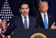 Operativo en Venezuela se realizó sin aviso previo al Congreso de Estados Unidos, admite Rubio El senador Marco Rubio confirmó que el Congreso de Estados Unidos no fue notificado antes de la incursión militar en Venezuela que derivó en la captura de Nicolás Maduro, sino hasta después de que el operativo concluyó, una decisión que ha generado cuestionamientos legales y políticos sobre el uso del poder militar por parte del Ejecutivo. Durante una conferencia encabezada por el presidente Donald Trump, Rubio explicó que la notificación posterior respondió a la necesidad de mantener el operativo bajo estricta confidencialidad para evitar filtraciones. Señaló que se trató de una acción de “captura y extracción de criminales” en apoyo al Departamento de Justicia, y que informar previamente al Congreso habría puesto en riesgo su ejecución. “Es un operativo que no puedes estar comentando mientras se lleva a cabo, porque pones en peligro a nuestras fuerzas y el resultado mismo de la misión”, afirmó Rubio, quien sostuvo que existía preocupación por posibles filtraciones desde el Legislativo. Desde el punto de vista legal, la falta de notificación previa coloca la operación en tensión con la Resolución de Poderes de Guerra de 1973, que obliga al presidente a consultar al Congreso antes de introducir fuerzas armadas en hostilidades, o bien a notificarlo dentro de un plazo máximo de 48 horas cuando la acción se realiza sin autorización previa. La ley también establece que, sin aval legislativo, las fuerzas estadounidenses solo pueden permanecer hasta 60 días en operaciones militares, con un periodo adicional de 30 días para su retirada. Aunque la Casa Blanca ha sostenido que se trató de un operativo puntual y no de una guerra formal, especialistas en derecho constitucional señalan que una incursión armada en territorio extranjero puede quedar sujeta a dicho marco legal, independientemente de su duración. En la conferencia, Trump reconoció que sí hubo presencia de tropas estadounidenses en suelo venezolano durante la operación, aunque aseguró que no busca una ocupación permanente. Sin embargo, advirtió que Estados Unidos “volvería a incursionar” en territorio venezolano si lo considera necesario. El mandatario también afirmó que Marco Rubio forma parte del equipo que encabeza el proceso de gestión política posterior a la intervención y que mantiene comunicación con actores políticos venezolanos. Señaló que el objetivo, dijo, es reorganizar el gobierno y garantizar estabilidad, seguridad y control sobre la infraestructura estratégica, en particular la petrolera. Trump calificó el operativo como “peligroso” y reconoció que Nicolás Maduro pudo haber muerto durante la incursión, aunque finalmente fue capturado y será trasladado a Nueva York para quedar a disposición de las autoridades estadounidenses. La confirmación de que el Congreso fue informado solo después del operativo ha reavivado el debate sobre los límites del poder presidencial en el uso de la fuerza militar, el equilibrio entre los poderes del Estado y el alcance real de la Resolución de Poderes de Guerra, en un contexto de creciente tensión regional tras la intervención estadounidense en Venezuela.