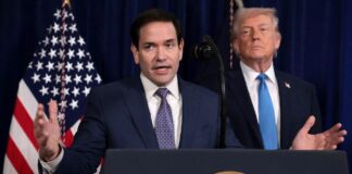 El senador Marco Rubio confirmó que el Congreso de Estados Unidos no fue notificado antes de la incursión militar en Venezuela que derivó en la captura de Nicolás Maduro, sino hasta después de que el operativo concluyó, una decisión que ha generado cuestionamientos legales y políticos sobre el uso del poder militar por parte del Ejecutivo. Durante una conferencia encabezada por el presidente Donald Trump, Rubio explicó que la notificación posterior respondió a la necesidad de mantener el operativo bajo estricta confidencialidad para evitar filtraciones. Señaló que se trató de una acción de “captura y extracción de criminales” en apoyo al Departamento de Justicia, y que informar previamente al Congreso habría puesto en riesgo su ejecución. “Es un operativo que no puedes estar comentando mientras se lleva a cabo, porque pones en peligro a nuestras fuerzas y el resultado mismo de la misión”, afirmó Rubio, quien sostuvo que existía preocupación por posibles filtraciones desde el Legislativo. Desde el punto de vista legal, la falta de notificación previa coloca la operación en tensión con la Resolución de Poderes de Guerra de 1973, que obliga al presidente a consultar al Congreso antes de introducir fuerzas armadas en hostilidades, o bien a notificarlo dentro de un plazo máximo de 48 horas cuando la acción se realiza sin autorización previa. La ley también establece que, sin aval legislativo, las fuerzas estadounidenses solo pueden permanecer hasta 60 días en operaciones militares, con un periodo adicional de 30 días para su retirada. Aunque la Casa Blanca ha sostenido que se trató de un operativo puntual y no de una guerra formal, especialistas en derecho constitucional señalan que una incursión armada en territorio extranjero puede quedar sujeta a dicho marco legal, independientemente de su duración. En la conferencia, Trump reconoció que sí hubo presencia de tropas estadounidenses en suelo venezolano durante la operación, aunque aseguró que no busca una ocupación permanente. Sin embargo, advirtió que Estados Unidos “volvería a incursionar” en territorio venezolano si lo considera necesario. El mandatario también afirmó que Marco Rubio forma parte del equipo que encabeza el proceso de gestión política posterior a la intervención y que mantiene comunicación con actores políticos venezolanos. Señaló que el objetivo, dijo, es reorganizar el gobierno y garantizar estabilidad, seguridad y control sobre la infraestructura estratégica, en particular la petrolera. Trump calificó el operativo como “peligroso” y reconoció que Nicolás Maduro pudo haber muerto durante la incursión, aunque finalmente fue capturado y será trasladado a Nueva York para quedar a disposición de las autoridades estadounidenses. La confirmación de que el Congreso fue informado solo después del operativo ha reavivado el debate sobre los límites del poder presidencial en el uso de la fuerza militar, el equilibrio entre los poderes del Estado y el alcance real de la Resolución de Poderes de Guerra, en un contexto de creciente tensión regional tras la intervención estadounidense en Venezuela.