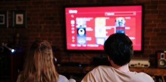 El especial binacional “Abatido: El Mencho”, producido por la unidad de noticias N+ de TelevisaUnivision y transmitido el domingo 22 de febrero en Estados Unidos y México, se colocó como el programa de mayor audiencia en televisión en español durante su franja de emisión, de acuerdo con cifras difundidas por la compañía.