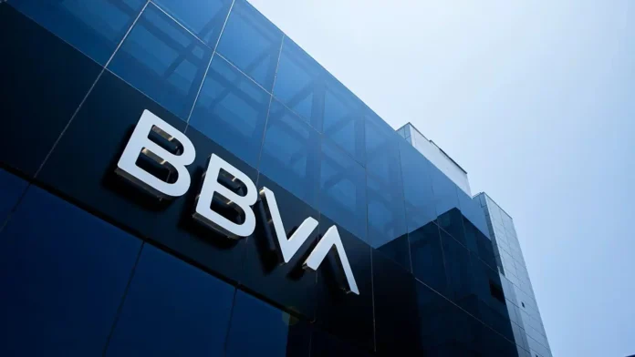 La aseguradora BBVA Seguros reportó un crecimiento sostenido durante 2025, año en el que pagó más de 519 mil siniestros por un monto superior a 44,913 millones de pesos, y anticipó que buscará impactar lo menos posible a sus clientes ante los cambios contemplados en la Ley de Ingresos 2026 relacionados con el IVA en indemnizaciones y reparaciones.