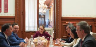 La presidenta Claudia Sheinbaum informó este miércoles, a través de su cuenta oficial en X, que recibió en Palacio Nacional a directivos de las empresas GE Vernova y Xignux, quienes le notificaron la adquisición del 50 por ciento de Prolec GE por parte de la firma estadounidense.