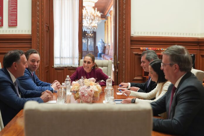 La presidenta Claudia Sheinbaum informó este miércoles, a través de su cuenta oficial en X, que recibió en Palacio Nacional a directivos de las empresas GE Vernova y Xignux, quienes le notificaron la adquisición del 50 por ciento de Prolec GE por parte de la firma estadounidense.