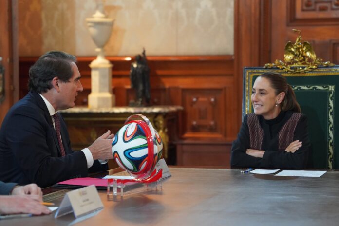La presidenta Claudia Sheinbaum Pardo recibió este jueves al director ejecutivo global de Coca-Cola, Henrique Braun, quien le informó sobre una inversión de seis mil millones de dólares en México, considerada una de las más relevantes del sector de bebidas para los próximos años.