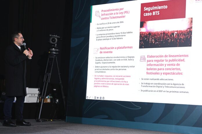 La Procuraduría Federal del Consumidor (Profeco) inició un procedimiento por infracción a la ley en contra de Ticketmaster, que podría derivar en una multa superior a los 5 millones de pesos, por irregularidades relacionadas con la venta de boletos para los conciertos del grupo BTS en México. La información fue dada a conocer por el procurador federal del consumidor, César Iván Escalante Ruiz, durante la conferencia de prensa de la presidenta Claudia Sheinbaum. El funcionario detalló que la empresa fue notificada formalmente el 28 de enero y cuenta con un plazo de 10 días hábiles, que concluye el 12 de febrero, para presentar pruebas y manifestar lo que a su derecho convenga. Como parte del seguimiento al caso, Escalante Ruiz informó que Profeco también emitió exhortos, vía electrónica, a tres plataformas de reventa de boletos: Viagogo, StubHub y HelloTicket, con sedes en Estados Unidos, Suiza y España, respectivamente. El objetivo es que se ajusten a la regulación mexicana y eviten prácticas desleales en contra de las personas consumidoras. Advirtió que, de no recibir respuesta, se iniciarán acciones legales y administrativas, que podrían incluir procedimientos por infracciones a la ley y posibles restricciones para la operación de estas plataformas en México. En un tercer punto, el procurador señaló que ya se elaboran lineamientos para regular la publicidad, información y venta de boletos para conciertos, festivales y espectáculos. Estos lineamientos se desarrollan en coordinación con la Agencia de Transformación Digital y Telecomunicaciones y se prevé que sean publicados en las próximas semanas en el Diario Oficial de la Federación. Por su parte, la presidenta Claudia Sheinbaum informó que ya recibió respuesta del presidente de Corea del Sur, luego de la carta enviada por el gobierno mexicano sobre el caso BTS. Detalló que el mandatario agradeció “el interés de las y los mexicanos por este grupo musical” y señaló que ya se puso en contacto con la empresa promotora, con la expectativa de que “muy pronto se pongan en contacto” con las autoridades mexicanas. Sheinbaum expresó su confianza en que esta gestión permita avanzar en la solución del caso y genere resultados favorables para los seguidores del grupo en México.