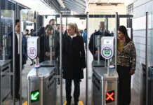La presidenta de México, Claudia Sheinbaum Pardo, inauguró este viernes el tramo Santa Fe–Observatorio del Tren El Insurgente, con lo que quedó concluida la obra ferroviaria que conecta a Toluca con la Ciudad de México en un recorrido de menos de 60 minutos, tras una inversión total cercana a los 100 mil millones de pesos. Durante la conferencia matutina “Las mañaneras del pueblo”, realizada en la Cineteca Nacional Chapultepec, la mandataria señaló que el proyecto representa una visión distinta de movilidad y uso del espacio público. “No solamente es un tren que mueve desde Toluca hasta Ciudad de México, sino una visión de recuperación del espacio público y de integración de las zonas populares a un transporte de primer mundo”, afirmó. Sheinbaum explicó que el proyecto también implicó la atención a comunidades como Santa Fe, además del rescate de espacios públicos en la Cuarta Sección del Bosque de Chapultepec, donde se construyeron equipamientos culturales y educativos en un predio que anteriormente se pretendía vender para un desarrollo inmobiliario. Tras la conferencia, la presidenta encabezó el corte de listón en la estación Vasco de Quiroga y realizó un recorrido de Santa Fe a Observatorio, con lo que inició la operación completa del sistema. El titular de la Agencia de Trenes y Transporte Público Integrado (ATTRAPI), Andrés Lajous Loaeza, informó que el Tren El Insurgente cuenta con una infraestructura de 57.7 kilómetros, siete estaciones y 20 trenes con capacidad para 719 pasajeros cada uno, todos con accesibilidad universal. La demanda estimada es de 140 mil usuarios diarios y el sistema tendrá conexión con las líneas 1 y 12 del Metro, la Línea 3 del Cablebús, el RTP, el Cetram Observatorio y la terminal de autobuses Poniente. Detalló que la estación Vasco de Quiroga conectará con la Universidad de la Salud y el pueblo de Santa Fe, mientras que la terminal Observatorio contará con tres andenes y conexión directa con la Línea 1 del Metro. El acceso al servicio será mediante la Tarjeta de Movilidad Integrada. Por su parte, el secretario de Infraestructura, Comunicaciones y Transportes, Jesús Esteva Medina, indicó que el tramo Santa Fe–Observatorio tiene una longitud de 8.4 kilómetros e incluye un puente atirantado de 515 metros. Señaló que previo a su puesta en operación se realizaron pruebas de carga y de seguridad estructural. El director general de Banobras, Jorge Mendoza Sánchez, informó que el sistema ha transportado, hasta el 30 de enero, a 15 millones de personas usuarias en sus estaciones previamente activas. Añadió que el tren operará con una velocidad máxima de 120 kilómetros por hora, con posibilidad de incrementarse a 160 km/h en el futuro. El costo del servicio será de entre 15 y 100 pesos; el trayecto completo de Observatorio a Toluca tendrá un costo de 90 pesos y reducirá tiempos de traslado de hasta dos horas y media a menos de una hora. El horario de operación será de lunes a viernes de 05:00 a 24:00 horas. La jefa de Gobierno de la Ciudad de México, Clara Brugada Molina, destacó que la puesta en marcha del tren consolida un sistema de movilidad integrado y metropolitano, mientras que la gobernadora del Estado de México, Delfina Gómez Álvarez, señaló que la obra contribuirá a mejorar la calidad de vida de las familias mexiquenses que se trasladan entre ambas zonas metropolitanas.