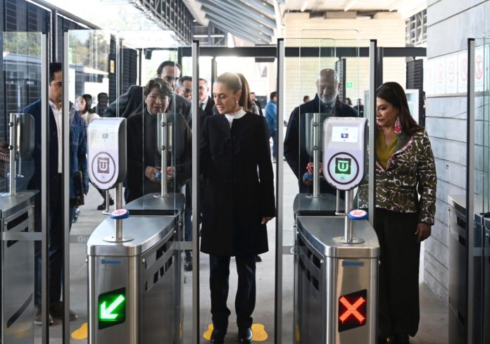 La presidenta de México, Claudia Sheinbaum Pardo, inauguró este viernes el tramo Santa Fe–Observatorio del Tren El Insurgente, con lo que quedó concluida la obra ferroviaria que conecta a Toluca con la Ciudad de México en un recorrido de menos de 60 minutos, tras una inversión total cercana a los 100 mil millones de pesos. Durante la conferencia matutina “Las mañaneras del pueblo”, realizada en la Cineteca Nacional Chapultepec, la mandataria señaló que el proyecto representa una visión distinta de movilidad y uso del espacio público. “No solamente es un tren que mueve desde Toluca hasta Ciudad de México, sino una visión de recuperación del espacio público y de integración de las zonas populares a un transporte de primer mundo”, afirmó. Sheinbaum explicó que el proyecto también implicó la atención a comunidades como Santa Fe, además del rescate de espacios públicos en la Cuarta Sección del Bosque de Chapultepec, donde se construyeron equipamientos culturales y educativos en un predio que anteriormente se pretendía vender para un desarrollo inmobiliario. Tras la conferencia, la presidenta encabezó el corte de listón en la estación Vasco de Quiroga y realizó un recorrido de Santa Fe a Observatorio, con lo que inició la operación completa del sistema. El titular de la Agencia de Trenes y Transporte Público Integrado (ATTRAPI), Andrés Lajous Loaeza, informó que el Tren El Insurgente cuenta con una infraestructura de 57.7 kilómetros, siete estaciones y 20 trenes con capacidad para 719 pasajeros cada uno, todos con accesibilidad universal. La demanda estimada es de 140 mil usuarios diarios y el sistema tendrá conexión con las líneas 1 y 12 del Metro, la Línea 3 del Cablebús, el RTP, el Cetram Observatorio y la terminal de autobuses Poniente. Detalló que la estación Vasco de Quiroga conectará con la Universidad de la Salud y el pueblo de Santa Fe, mientras que la terminal Observatorio contará con tres andenes y conexión directa con la Línea 1 del Metro. El acceso al servicio será mediante la Tarjeta de Movilidad Integrada. Por su parte, el secretario de Infraestructura, Comunicaciones y Transportes, Jesús Esteva Medina, indicó que el tramo Santa Fe–Observatorio tiene una longitud de 8.4 kilómetros e incluye un puente atirantado de 515 metros. Señaló que previo a su puesta en operación se realizaron pruebas de carga y de seguridad estructural. El director general de Banobras, Jorge Mendoza Sánchez, informó que el sistema ha transportado, hasta el 30 de enero, a 15 millones de personas usuarias en sus estaciones previamente activas. Añadió que el tren operará con una velocidad máxima de 120 kilómetros por hora, con posibilidad de incrementarse a 160 km/h en el futuro. El costo del servicio será de entre 15 y 100 pesos; el trayecto completo de Observatorio a Toluca tendrá un costo de 90 pesos y reducirá tiempos de traslado de hasta dos horas y media a menos de una hora. El horario de operación será de lunes a viernes de 05:00 a 24:00 horas. La jefa de Gobierno de la Ciudad de México, Clara Brugada Molina, destacó que la puesta en marcha del tren consolida un sistema de movilidad integrado y metropolitano, mientras que la gobernadora del Estado de México, Delfina Gómez Álvarez, señaló que la obra contribuirá a mejorar la calidad de vida de las familias mexiquenses que se trasladan entre ambas zonas metropolitanas. La presidenta de México, Claudia Sheinbaum Pardo, inauguró este viernes el tramo Santa Fe–Observatorio del Tren El Insurgente, con lo que quedó concluida la obra ferroviaria que conecta a Toluca con la Ciudad de México en un recorrido de menos de 60 minutos, tras una inversión total cercana a los 100 mil millones de pesos. Durante la conferencia matutina “Las mañaneras del pueblo”, realizada en la Cineteca Nacional Chapultepec, la mandataria señaló que el proyecto representa una visión distinta de movilidad y uso del espacio público. “No solamente es un tren que mueve desde Toluca hasta Ciudad de México, sino una visión de recuperación del espacio público y de integración de las zonas populares a un transporte de primer mundo”, afirmó. Sheinbaum explicó que el proyecto también implicó la atención a comunidades como Santa Fe, además del rescate de espacios públicos en la Cuarta Sección del Bosque de Chapultepec, donde se construyeron equipamientos culturales y educativos en un predio que anteriormente se pretendía vender para un desarrollo inmobiliario. Tras la conferencia, la presidenta encabezó el corte de listón en la estación Vasco de Quiroga y realizó un recorrido de Santa Fe a Observatorio, con lo que inició la operación completa del sistema. El titular de la Agencia de Trenes y Transporte Público Integrado (ATTRAPI), Andrés Lajous Loaeza, informó que el Tren El Insurgente cuenta con una infraestructura de 57.7 kilómetros, siete estaciones y 20 trenes con capacidad para 719 pasajeros cada uno, todos con accesibilidad universal. La demanda estimada es de 140 mil usuarios diarios y el sistema tendrá conexión con las líneas 1 y 12 del Metro, la Línea 3 del Cablebús, el RTP, el Cetram Observatorio y la terminal de autobuses Poniente. Detalló que la estación Vasco de Quiroga conectará con la Universidad de la Salud y el pueblo de Santa Fe, mientras que la terminal Observatorio contará con tres andenes y conexión directa con la Línea 1 del Metro. El acceso al servicio será mediante la Tarjeta de Movilidad Integrada. Por su parte, el secretario de Infraestructura, Comunicaciones y Transportes, Jesús Esteva Medina, indicó que el tramo Santa Fe–Observatorio tiene una longitud de 8.4 kilómetros e incluye un puente atirantado de 515 metros. Señaló que previo a su puesta en operación se realizaron pruebas de carga y de seguridad estructural. El director general de Banobras, Jorge Mendoza Sánchez, informó que el sistema ha transportado, hasta el 30 de enero, a 15 millones de personas usuarias en sus estaciones previamente activas. Añadió que el tren operará con una velocidad máxima de 120 kilómetros por hora, con posibilidad de incrementarse a 160 km/h en el futuro. El costo del servicio será de entre 15 y 100 pesos; el trayecto completo de Observatorio a Toluca tendrá un costo de 90 pesos y reducirá tiempos de traslado de hasta dos horas y media a menos de una hora. El horario de operación será de lunes a viernes de 05:00 a 24:00 horas. La jefa de Gobierno de la Ciudad de México, Clara Brugada Molina, destacó que la puesta en marcha del tren consolida un sistema de movilidad integrado y metropolitano, mientras que la gobernadora del Estado de México, Delfina Gómez Álvarez, señaló que la obra contribuirá a mejorar la calidad de vida de las familias mexiquenses que se trasladan entre ambas zonas metropolitanas.