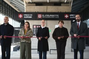 La presidenta de México, Claudia Sheinbaum Pardo, inauguró este viernes el tramo Santa Fe–Observatorio del Tren El Insurgente, con lo que quedó concluida la obra ferroviaria que conecta a Toluca con la Ciudad de México en un recorrido de menos de 60 minutos, tras una inversión total cercana a los 100 mil millones de pesos.
Durante la conferencia matutina “Las mañaneras del pueblo”, realizada en la Cineteca Nacional Chapultepec, la mandataria señaló que el proyecto representa una visión distinta de movilidad y uso del espacio público. “No solamente es un tren que mueve desde Toluca hasta Ciudad de México, sino una visión de recuperación del espacio público y de integración de las zonas populares a un transporte de primer mundo”, afirmó.
Sheinbaum explicó que el proyecto también implicó la atención a comunidades como Santa Fe, además del rescate de espacios públicos en la Cuarta Sección del Bosque de Chapultepec, donde se construyeron equipamientos culturales y educativos en un predio que anteriormente se pretendía vender para un desarrollo inmobiliario.
Tras la conferencia, la presidenta encabezó el corte de listón en la estación Vasco de Quiroga y realizó un recorrido de Santa Fe a Observatorio, con lo que inició la operación completa del sistema.
El titular de la Agencia de Trenes y Transporte Público Integrado (ATTRAPI), Andrés Lajous Loaeza, informó que el Tren El Insurgente cuenta con una infraestructura de 57.7 kilómetros, siete estaciones y 20 trenes con capacidad para 719 pasajeros cada uno, todos con accesibilidad universal. La demanda estimada es de 140 mil usuarios diarios y el sistema tendrá conexión con las líneas 1 y 12 del Metro, la Línea 3 del Cablebús, el RTP, el Cetram Observatorio y la terminal de autobuses Poniente.
Detalló que la estación Vasco de Quiroga conectará con la Universidad de la Salud y el pueblo de Santa Fe, mientras que la terminal Observatorio contará con tres andenes y conexión directa con la Línea 1 del Metro. El acceso al servicio será mediante la Tarjeta de Movilidad Integrada.
Por su parte, el secretario de Infraestructura, Comunicaciones y Transportes, Jesús Esteva Medina, indicó que el tramo Santa Fe–Observatorio tiene una longitud de 8.4 kilómetros e incluye un puente atirantado de 515 metros. Señaló que previo a su puesta en operación se realizaron pruebas de carga y de seguridad estructural.
El director general de Banobras, Jorge Mendoza Sánchez, informó que el sistema ha transportado, hasta el 30 de enero, a 15 millones de personas usuarias en sus estaciones previamente activas. Añadió que el tren operará con una velocidad máxima de 120 kilómetros por hora, con posibilidad de incrementarse a 160 km/h en el futuro.
El costo del servicio será de entre 15 y 100 pesos; el trayecto completo de Observatorio a Toluca tendrá un costo de 90 pesos y reducirá tiempos de traslado de hasta dos horas y media a menos de una hora. El horario de operación será de lunes a viernes de 05:00 a 24:00 horas.
La jefa de Gobierno de la Ciudad de México, Clara Brugada Molina, destacó que la puesta en marcha del tren consolida un sistema de movilidad integrado y metropolitano, mientras que la gobernadora del Estado de México, Delfina Gómez Álvarez, señaló que la obra contribuirá a mejorar la calidad de vida de las familias mexiquenses que se trasladan entre ambas zonas metropolitanas.