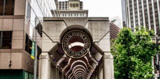 Aunque los riesgos para la estabilidad de los precios frente al máximo empleo —los dos objetivos que el Congreso ha encomendado a la Fed— parecen "relativamente equilibrados", según Daly, las vulnerabilidades, tal y como ella las ve, se inclinan hacia el lado del mercado laboral.