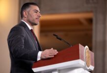 La privación ilegal de la libertad de mineros en Sinaloa habría ocurrido por una confusión con integrantes de un grupo criminal antagónico, de acuerdo con las primeras declaraciones de los presuntos responsables detenidos por el Ejército, informó el secretario de Seguridad y Protección Ciudadana, Omar García Harfuch, durante la conferencia matutina encabezada por la presidenta Claudia Sheinbaum.