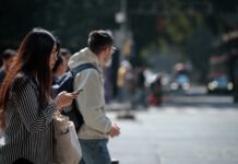 La Comisión Reguladora de Telecomunicaciones (CRT) abrió una consulta pública para actualizar el mensaje del Protocolo de Alerta Común que se emite en teléfonos celulares en casos de emergencia, con el objetivo de fortalecer los mecanismos de protección civil y gestión de riesgos en el país. El proceso, aprobado el pasado 29 de enero, busca modificar la leyenda predeterminada de “Alerta Presidencial” que actualmente aparece en los dispositivos móviles, la cual fue establecida por los fabricantes en los sistemas operativos. La actualización se realizará mediante cambios a los Lineamientos que establecen el Protocolo de Alerta Común. La CRT convocó a la población en general, así como a especialistas, concesionarios y fabricantes, a participar en esta consulta pública a través del portal oficial https://portal.crt.gob.mx/consultapublica , la cual estará abierta hasta el 16 de febrero. De acuerdo con el organismo regulador, se prevé que a finales de febrero el Pleno de la Comisión cuente con los lineamientos definitivos que incorporen los nuevos mensajes de alerta, diseñados para servir como instrumentos preventivos, urgentes y protectores ante situaciones de emergencia. La Comisión informó además que mantiene un diálogo permanente con las empresas fabricantes de equipos celulares para implementar las modificaciones necesarias en los sistemas operativos y homologar el mensaje de alerta en todos los dispositivos, proceso que se estima concluir en abril. Con esta consulta, la CRT busca garantizar que los mensajes de alerta cumplan una función clara y eficaz de información y protección para la población ante riesgos y emergencias.