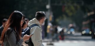 La Comisión Reguladora de Telecomunicaciones (CRT) abrió una consulta pública para actualizar el mensaje del Protocolo de Alerta Común que se emite en teléfonos celulares en casos de emergencia, con el objetivo de fortalecer los mecanismos de protección civil y gestión de riesgos en el país. El proceso, aprobado el pasado 29 de enero, busca modificar la leyenda predeterminada de “Alerta Presidencial” que actualmente aparece en los dispositivos móviles, la cual fue establecida por los fabricantes en los sistemas operativos. La actualización se realizará mediante cambios a los Lineamientos que establecen el Protocolo de Alerta Común. La CRT convocó a la población en general, así como a especialistas, concesionarios y fabricantes, a participar en esta consulta pública a través del portal oficial https://portal.crt.gob.mx/consultapublica , la cual estará abierta hasta el 16 de febrero. De acuerdo con el organismo regulador, se prevé que a finales de febrero el Pleno de la Comisión cuente con los lineamientos definitivos que incorporen los nuevos mensajes de alerta, diseñados para servir como instrumentos preventivos, urgentes y protectores ante situaciones de emergencia. La Comisión informó además que mantiene un diálogo permanente con las empresas fabricantes de equipos celulares para implementar las modificaciones necesarias en los sistemas operativos y homologar el mensaje de alerta en todos los dispositivos, proceso que se estima concluir en abril. Con esta consulta, la CRT busca garantizar que los mensajes de alerta cumplan una función clara y eficaz de información y protección para la población ante riesgos y emergencias.