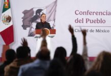 La presidenta Claudia Sheinbaum defendió este viernes la desaparición de los fideicomisos en el sector cinematográfico y aseguró que el nuevo esquema de financiamiento garantiza el mismo destino de los recursos, pero con mayor transparencia y control sobre el gasto público, en el marco de un paquete de reformas que busca transformar de fondo la política audiovisual del país. Durante la conferencia matutina, la mandataria explicó que los fideicomisos eran figuras en las que, una vez depositado el recurso público —proveniente de los impuestos de la ciudadanía—, éste permanecía ahí incluso al cierre del ejercicio fiscal. “Si llega diciembre, que es cuando se cierra el presupuesto, y todavía hay recurso ahí, se queda ahí”, señaló. Detalló que, aunque los fideicomisos debían cumplir con las leyes de adquisiciones y obra pública según su naturaleza, en muchos casos no existía claridad sobre cuánto dinero permanecía acumulado en esas figuras. “No se sabía cuánto recurso finalmente estaba ahí”, sostuvo, al referirse a la falta de transparencia que motivó la eliminación de varios de estos instrumentos en años recientes. Sheinbaum subrayó que el nuevo modelo mantiene el objetivo original: financiar el fomento al cine. Sin embargo, ahora los recursos se ejercen dentro del presupuesto anual, con reglas claras y con obligación de rendir cuentas al cierre del año fiscal. “Se utiliza igual para lo mismo, exactamente para lo mismo. Y al final del año hay transparencia en el uso de los recursos y se destina todo el recurso que está destinado para el año, pero ya no queda el ‘guardadito’ que antes había, que era muy poco transparente”, afirmó. La presidenta reconoció que algunos fideicomisos se mantienen cuando tienen justificación específica, pero insistió en que en el caso del cine la prioridad es garantizar el apoyo con mecanismos abiertos y sujetos a revisión pública. El mensaje, dijo, es que el respaldo al sector no desaparece; lo que cambia es la forma de administrar el dinero: sin acumulaciones discrecionales y con mayor visibilidad sobre cada peso ejercido. Nueva Ley de Cine y reforma laboral: el contexto La defensa del nuevo esquema financiero se da en paralelo a la presentación de un paquete de iniciativas que buscan transformar el marco legal del sector audiovisual en México, fortalecer el cine nacional y proteger los derechos laborales de actores de doblaje frente al uso de Inteligencia Artificial (IA). En la conferencia “Las mañaneras del pueblo”, Sheinbaum explicó que la propuesta de nueva Ley Federal de Cine y el Audiovisual —que sustituirá a la legislación vigente desde 1992—, junto con reformas a la Ley Federal del Trabajo y a la Ley Federal de Derecho de Autor, son resultado de mesas de trabajo con productores, cineastas, actores, especialistas y autoridades culturales. “Es una iniciativa de promoción del cine nacional. Y por otro lado, está el tema del doblaje (…) la ley protege sus voces, protege su trabajo”, afirmó. La secretaria de Cultura, Claudia Curiel de Icaza, detalló que la nueva legislación amplía el ecosistema para incluir el entorno digital y a las plataformas de streaming. Entre los puntos centrales se encuentra la garantía de que al menos el 10 por ciento de la exhibición en salas corresponda a cine nacional, en mejores condiciones. Se establece una revisión semestral del cumplimiento de esta cuota y una supervisión semanal para ajustes de cartelera, además de asegurar una permanencia mínima de 14 días para las producciones mexicanas. La iniciativa también refuerza la promoción del cine nacional tanto en salas como en plataformas digitales e incorpora medidas de accesibilidad para ampliar el alcance a las audiencias. Uno de los ejes clave es el aseguramiento del presupuesto público para el fomento al cine nacional. La propuesta incorpora en la ley el Programa Fomento al Cine Mexicano (FOCINE) y garantiza un incremento en los recursos destinados al sector, privilegiando particularmente al cine independiente y a producciones en lenguas originarias. Sheinbaum subrayó que durante años parte del presupuesto se destinó a películas comerciales con financiamiento propio, por lo que ahora se priorizará a proyectos que carecen de respaldo financiero privado. “¿Cuándo habíamos visto en una película hablar en maya o en cualquier otra lengua?”, cuestionó, al destacar la diversidad creativa del país. Asimismo, se establece una política nacional de archivo para documentar, preservar, restaurar, digitalizar y difundir el acervo patrimonial que integra la memoria audiovisual de México, como parte de una estrategia para consolidar la identidad cultural en la era digital. Protección de la voz frente a la IA En paralelo, la reforma a la Ley Federal del Trabajo y a la Ley Federal de Derecho de Autor reconoce la voz humana como herramienta artística, única e irrepetible, que forma parte de la imagen de la persona y cuyo uso requerirá autorización expresa e informada cuando se empleen herramientas de Inteligencia Artificial. La propuesta establece sanciones para el uso no autorizado de voces, garantiza contrataciones justas y transparentes, y crea mecanismos ágiles de resolución de controversias ante el Instituto Nacional del Derecho de Autor (INDAUTOR). La directora general del Instituto Mexicano de Cinematografía (IMCINE), Daniela Elena Alatorre Benard, señaló que con este paquete el Gobierno se acerca a toda la cadena de producción cinematográfica: desde el desarrollo del guion hasta la preservación de las obras, y destacó que actualmente existen 14 convocatorias activas para fomentar la producción en distintos sectores. Finalmente, la presidenta adelantó que el próximo domingo se darán a conocer nuevos estímulos a la industria cinematográfica, en compañía de la actriz y productora mexicana Salma Hayek, como parte de una estrategia integral que combina financiamiento transparente, fortalecimiento del cine nacional y defensa de los derechos laborales en un contexto de transformación tecnológica.