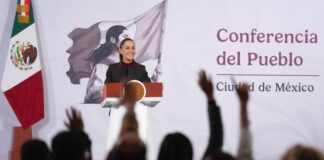 La presidenta Claudia Sheinbaum defendió este viernes la desaparición de los fideicomisos en el sector cinematográfico y aseguró que el nuevo esquema de financiamiento garantiza el mismo destino de los recursos, pero con mayor transparencia y control sobre el gasto público, en el marco de un paquete de reformas que busca transformar de fondo la política audiovisual del país. Durante la conferencia matutina, la mandataria explicó que los fideicomisos eran figuras en las que, una vez depositado el recurso público —proveniente de los impuestos de la ciudadanía—, éste permanecía ahí incluso al cierre del ejercicio fiscal. “Si llega diciembre, que es cuando se cierra el presupuesto, y todavía hay recurso ahí, se queda ahí”, señaló. Detalló que, aunque los fideicomisos debían cumplir con las leyes de adquisiciones y obra pública según su naturaleza, en muchos casos no existía claridad sobre cuánto dinero permanecía acumulado en esas figuras. “No se sabía cuánto recurso finalmente estaba ahí”, sostuvo, al referirse a la falta de transparencia que motivó la eliminación de varios de estos instrumentos en años recientes. Sheinbaum subrayó que el nuevo modelo mantiene el objetivo original: financiar el fomento al cine. Sin embargo, ahora los recursos se ejercen dentro del presupuesto anual, con reglas claras y con obligación de rendir cuentas al cierre del año fiscal. “Se utiliza igual para lo mismo, exactamente para lo mismo. Y al final del año hay transparencia en el uso de los recursos y se destina todo el recurso que está destinado para el año, pero ya no queda el ‘guardadito’ que antes había, que era muy poco transparente”, afirmó. La presidenta reconoció que algunos fideicomisos se mantienen cuando tienen justificación específica, pero insistió en que en el caso del cine la prioridad es garantizar el apoyo con mecanismos abiertos y sujetos a revisión pública. El mensaje, dijo, es que el respaldo al sector no desaparece; lo que cambia es la forma de administrar el dinero: sin acumulaciones discrecionales y con mayor visibilidad sobre cada peso ejercido. Nueva Ley de Cine y reforma laboral: el contexto La defensa del nuevo esquema financiero se da en paralelo a la presentación de un paquete de iniciativas que buscan transformar el marco legal del sector audiovisual en México, fortalecer el cine nacional y proteger los derechos laborales de actores de doblaje frente al uso de Inteligencia Artificial (IA). En la conferencia “Las mañaneras del pueblo”, Sheinbaum explicó que la propuesta de nueva Ley Federal de Cine y el Audiovisual —que sustituirá a la legislación vigente desde 1992—, junto con reformas a la Ley Federal del Trabajo y a la Ley Federal de Derecho de Autor, son resultado de mesas de trabajo con productores, cineastas, actores, especialistas y autoridades culturales. “Es una iniciativa de promoción del cine nacional. Y por otro lado, está el tema del doblaje (…) la ley protege sus voces, protege su trabajo”, afirmó. La secretaria de Cultura, Claudia Curiel de Icaza, detalló que la nueva legislación amplía el ecosistema para incluir el entorno digital y a las plataformas de streaming. Entre los puntos centrales se encuentra la garantía de que al menos el 10 por ciento de la exhibición en salas corresponda a cine nacional, en mejores condiciones. Se establece una revisión semestral del cumplimiento de esta cuota y una supervisión semanal para ajustes de cartelera, además de asegurar una permanencia mínima de 14 días para las producciones mexicanas. La iniciativa también refuerza la promoción del cine nacional tanto en salas como en plataformas digitales e incorpora medidas de accesibilidad para ampliar el alcance a las audiencias. Uno de los ejes clave es el aseguramiento del presupuesto público para el fomento al cine nacional. La propuesta incorpora en la ley el Programa Fomento al Cine Mexicano (FOCINE) y garantiza un incremento en los recursos destinados al sector, privilegiando particularmente al cine independiente y a producciones en lenguas originarias. Sheinbaum subrayó que durante años parte del presupuesto se destinó a películas comerciales con financiamiento propio, por lo que ahora se priorizará a proyectos que carecen de respaldo financiero privado. “¿Cuándo habíamos visto en una película hablar en maya o en cualquier otra lengua?”, cuestionó, al destacar la diversidad creativa del país. Asimismo, se establece una política nacional de archivo para documentar, preservar, restaurar, digitalizar y difundir el acervo patrimonial que integra la memoria audiovisual de México, como parte de una estrategia para consolidar la identidad cultural en la era digital. Protección de la voz frente a la IA En paralelo, la reforma a la Ley Federal del Trabajo y a la Ley Federal de Derecho de Autor reconoce la voz humana como herramienta artística, única e irrepetible, que forma parte de la imagen de la persona y cuyo uso requerirá autorización expresa e informada cuando se empleen herramientas de Inteligencia Artificial. La propuesta establece sanciones para el uso no autorizado de voces, garantiza contrataciones justas y transparentes, y crea mecanismos ágiles de resolución de controversias ante el Instituto Nacional del Derecho de Autor (INDAUTOR). La directora general del Instituto Mexicano de Cinematografía (IMCINE), Daniela Elena Alatorre Benard, señaló que con este paquete el Gobierno se acerca a toda la cadena de producción cinematográfica: desde el desarrollo del guion hasta la preservación de las obras, y destacó que actualmente existen 14 convocatorias activas para fomentar la producción en distintos sectores. Finalmente, la presidenta adelantó que el próximo domingo se darán a conocer nuevos estímulos a la industria cinematográfica, en compañía de la actriz y productora mexicana Salma Hayek, como parte de una estrategia integral que combina financiamiento transparente, fortalecimiento del cine nacional y defensa de los derechos laborales en un contexto de transformación tecnológica.