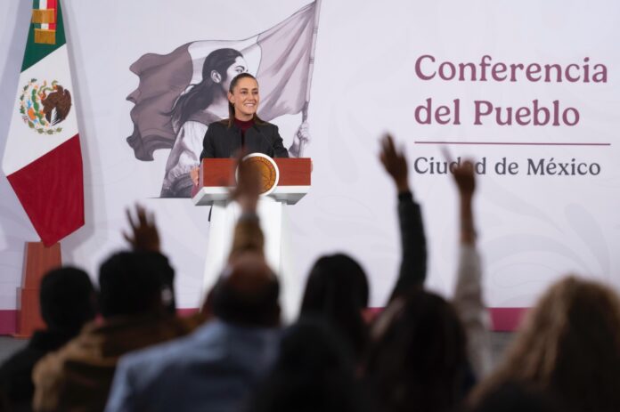 La presidenta Claudia Sheinbaum defendió este viernes la desaparición de los fideicomisos en el sector cinematográfico y aseguró que el nuevo esquema de financiamiento garantiza el mismo destino de los recursos, pero con mayor transparencia y control sobre el gasto público, en el marco de un paquete de reformas que busca transformar de fondo la política audiovisual del país. Durante la conferencia matutina, la mandataria explicó que los fideicomisos eran figuras en las que, una vez depositado el recurso público —proveniente de los impuestos de la ciudadanía—, éste permanecía ahí incluso al cierre del ejercicio fiscal. “Si llega diciembre, que es cuando se cierra el presupuesto, y todavía hay recurso ahí, se queda ahí”, señaló. Detalló que, aunque los fideicomisos debían cumplir con las leyes de adquisiciones y obra pública según su naturaleza, en muchos casos no existía claridad sobre cuánto dinero permanecía acumulado en esas figuras. “No se sabía cuánto recurso finalmente estaba ahí”, sostuvo, al referirse a la falta de transparencia que motivó la eliminación de varios de estos instrumentos en años recientes. Sheinbaum subrayó que el nuevo modelo mantiene el objetivo original: financiar el fomento al cine. Sin embargo, ahora los recursos se ejercen dentro del presupuesto anual, con reglas claras y con obligación de rendir cuentas al cierre del año fiscal. “Se utiliza igual para lo mismo, exactamente para lo mismo. Y al final del año hay transparencia en el uso de los recursos y se destina todo el recurso que está destinado para el año, pero ya no queda el ‘guardadito’ que antes había, que era muy poco transparente”, afirmó. La presidenta reconoció que algunos fideicomisos se mantienen cuando tienen justificación específica, pero insistió en que en el caso del cine la prioridad es garantizar el apoyo con mecanismos abiertos y sujetos a revisión pública. El mensaje, dijo, es que el respaldo al sector no desaparece; lo que cambia es la forma de administrar el dinero: sin acumulaciones discrecionales y con mayor visibilidad sobre cada peso ejercido. Nueva Ley de Cine y reforma laboral: el contexto La defensa del nuevo esquema financiero se da en paralelo a la presentación de un paquete de iniciativas que buscan transformar el marco legal del sector audiovisual en México, fortalecer el cine nacional y proteger los derechos laborales de actores de doblaje frente al uso de Inteligencia Artificial (IA). En la conferencia “Las mañaneras del pueblo”, Sheinbaum explicó que la propuesta de nueva Ley Federal de Cine y el Audiovisual —que sustituirá a la legislación vigente desde 1992—, junto con reformas a la Ley Federal del Trabajo y a la Ley Federal de Derecho de Autor, son resultado de mesas de trabajo con productores, cineastas, actores, especialistas y autoridades culturales. “Es una iniciativa de promoción del cine nacional. Y por otro lado, está el tema del doblaje (…) la ley protege sus voces, protege su trabajo”, afirmó. La secretaria de Cultura, Claudia Curiel de Icaza, detalló que la nueva legislación amplía el ecosistema para incluir el entorno digital y a las plataformas de streaming. Entre los puntos centrales se encuentra la garantía de que al menos el 10 por ciento de la exhibición en salas corresponda a cine nacional, en mejores condiciones. Se establece una revisión semestral del cumplimiento de esta cuota y una supervisión semanal para ajustes de cartelera, además de asegurar una permanencia mínima de 14 días para las producciones mexicanas. La iniciativa también refuerza la promoción del cine nacional tanto en salas como en plataformas digitales e incorpora medidas de accesibilidad para ampliar el alcance a las audiencias. Uno de los ejes clave es el aseguramiento del presupuesto público para el fomento al cine nacional. La propuesta incorpora en la ley el Programa Fomento al Cine Mexicano (FOCINE) y garantiza un incremento en los recursos destinados al sector, privilegiando particularmente al cine independiente y a producciones en lenguas originarias. Sheinbaum subrayó que durante años parte del presupuesto se destinó a películas comerciales con financiamiento propio, por lo que ahora se priorizará a proyectos que carecen de respaldo financiero privado. “¿Cuándo habíamos visto en una película hablar en maya o en cualquier otra lengua?”, cuestionó, al destacar la diversidad creativa del país. Asimismo, se establece una política nacional de archivo para documentar, preservar, restaurar, digitalizar y difundir el acervo patrimonial que integra la memoria audiovisual de México, como parte de una estrategia para consolidar la identidad cultural en la era digital. Protección de la voz frente a la IA En paralelo, la reforma a la Ley Federal del Trabajo y a la Ley Federal de Derecho de Autor reconoce la voz humana como herramienta artística, única e irrepetible, que forma parte de la imagen de la persona y cuyo uso requerirá autorización expresa e informada cuando se empleen herramientas de Inteligencia Artificial. La propuesta establece sanciones para el uso no autorizado de voces, garantiza contrataciones justas y transparentes, y crea mecanismos ágiles de resolución de controversias ante el Instituto Nacional del Derecho de Autor (INDAUTOR). La directora general del Instituto Mexicano de Cinematografía (IMCINE), Daniela Elena Alatorre Benard, señaló que con este paquete el Gobierno se acerca a toda la cadena de producción cinematográfica: desde el desarrollo del guion hasta la preservación de las obras, y destacó que actualmente existen 14 convocatorias activas para fomentar la producción en distintos sectores. Finalmente, la presidenta adelantó que el próximo domingo se darán a conocer nuevos estímulos a la industria cinematográfica, en compañía de la actriz y productora mexicana Salma Hayek, como parte de una estrategia integral que combina financiamiento transparente, fortalecimiento del cine nacional y defensa de los derechos laborales en un contexto de transformación tecnológica.