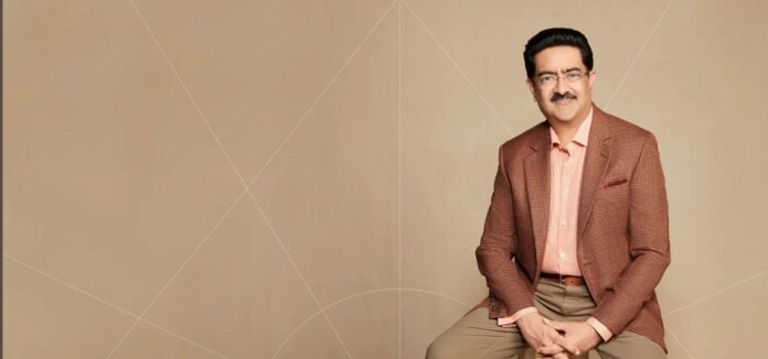 Kumar Mangalam Birla es uno de los titanes industriales más influyentes de la India. Es el presidente del Aditya Birla Group, un conglomerado multinacional masivo que opera en más de 36 países. Kumar Mangalam Birla es uno de los titanes industriales más influyentes de la India. Es el presidente del Aditya Birla Group, un conglomerado multinacional masivo que opera en más de 36 países.