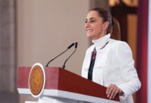 La presidenta de México, Claudia Sheinbaum Pardo, consideró favorable que la propiedad de Banamex se distribuya entre distintos inversionistas, luego de que Citigroup concretara la venta de un 24 por ciento adicional de las acciones del banco. Durante su conferencia matutina, la mandataria fue cuestionada sobre la operación anunciada por Citi y sostuvo que la colocación en pequeños porcentajes a diversos compradores —mexicanos e internacionales— es preferible a la concentración en un solo accionista. “Las vende con un pequeño porcentaje a distintas personas, algunos son mexicanos, otros son fondos internacionales, fondos globales. Creo que es mejor que haya esta división en distintos accionistas a que solo sea un accionista, creo que es mejor”, expresó. Sheinbaum añadió que, tras el anuncio formal, el proceso deberá seguir su curso: “Pero, bueno, lo anunció y ya tiene que ocurrir ¿no?”. Los detalles de la operación El lunes, Citigroup Inc. informó que alcanzó acuerdos con una serie de inversionistas institucionales que adquirirán en conjunto el 24% del Banco Nacional de México (Banamex), sin que ninguna de las participaciones rebase el 4.9% del capital. La transacción contempla la venta de 499 millones de acciones ordinarias por un monto total de 43 mil millones de pesos (alrededor de 2,500 millones de dólares). El precio implica un valor en libros de 0.85 veces y un valor tangible en libros de 1.01 veces, bajo criterios contables mexicanos. Las operaciones están sujetas a condiciones habituales de cierre, entre ellas la autorización del regulador antimonopolio en México, y se prevé que concluyan en 2026. Citi indicó además que no anticipa ventas adicionales ese año, lo que —señaló— permitirá a los actuales inversionistas impulsar la creación de valor. Entre los compradores figuran fondos e inversionistas institucionales como General Atlantic —en lo que representa su mayor inversión de capital de crecimiento en México—, Afore SURA (de SURA Asset Management, Colombia), Banco BTG Pactual, Chubb, así como fondos gestionados por Blackstone, Liberty Strategic Capital y Qatar Investment Authority. Citi dejó fuera del listado a los copresidentes ejecutivos de Grupo Televisa, Bernardo Gómez Martínez y Alfonso de Angoitia Noriega, quienes habían sido mencionados en información preliminar. Ernesto Torres Cantú, director de Citi Internacional, afirmó que la participación de estos inversionistas representa un respaldo a la estrategia de largo plazo de Banamex y a sus perspectivas de crecimiento, en preparación para una eventual oferta pública inicial (OPI). El factor Chico Pardo La nueva desinversión se suma al cierre exitoso de la venta del 25% de Banamex al empresario mexicano Fernando Chico Pardo, actual presidente del Consejo de Administración de Grupo Financiero Banamex y su mayor accionista privado individual. Citi señaló que Chico Pardo participó activamente en el proceso de selección de los nuevos inversionistas y que estará involucrado en su integración como accionistas minoritarios. Con el cierre de estas operaciones, 49% de las acciones de Banamex quedarán en manos de nuevos inversionistas, encabezados por el empresario mexicano. La institución estadounidense sostuvo que estas transacciones reflejan confianza en la estrategia y el liderazgo directivo de Banamex para consolidarse como un grupo financiero centrado en el cliente y pilar del desarrollo en México. Finalmente, Citi precisó que cualquier decisión sobre el momento y la estructura de la OPI propuesta, así como eventuales ventas privadas adicionales, dependerá de factores financieros, condiciones de mercado y autorizaciones regulatorias. La desinversión de Banamex forma parte de la estrategia global anunciada por Citigroup en enero de 2022 para salir de diversos negocios de consumo internacionales, proceso que —según la institución— está cerca de completarse.