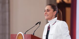 La presidenta de México, Claudia Sheinbaum Pardo, consideró favorable que la propiedad de Banamex se distribuya entre distintos inversionistas, luego de que Citigroup concretara la venta de un 24 por ciento adicional de las acciones del banco. Durante su conferencia matutina, la mandataria fue cuestionada sobre la operación anunciada por Citi y sostuvo que la colocación en pequeños porcentajes a diversos compradores —mexicanos e internacionales— es preferible a la concentración en un solo accionista. “Las vende con un pequeño porcentaje a distintas personas, algunos son mexicanos, otros son fondos internacionales, fondos globales. Creo que es mejor que haya esta división en distintos accionistas a que solo sea un accionista, creo que es mejor”, expresó. Sheinbaum añadió que, tras el anuncio formal, el proceso deberá seguir su curso: “Pero, bueno, lo anunció y ya tiene que ocurrir ¿no?”. Los detalles de la operación El lunes, Citigroup Inc. informó que alcanzó acuerdos con una serie de inversionistas institucionales que adquirirán en conjunto el 24% del Banco Nacional de México (Banamex), sin que ninguna de las participaciones rebase el 4.9% del capital. La transacción contempla la venta de 499 millones de acciones ordinarias por un monto total de 43 mil millones de pesos (alrededor de 2,500 millones de dólares). El precio implica un valor en libros de 0.85 veces y un valor tangible en libros de 1.01 veces, bajo criterios contables mexicanos. Las operaciones están sujetas a condiciones habituales de cierre, entre ellas la autorización del regulador antimonopolio en México, y se prevé que concluyan en 2026. Citi indicó además que no anticipa ventas adicionales ese año, lo que —señaló— permitirá a los actuales inversionistas impulsar la creación de valor. Entre los compradores figuran fondos e inversionistas institucionales como General Atlantic —en lo que representa su mayor inversión de capital de crecimiento en México—, Afore SURA (de SURA Asset Management, Colombia), Banco BTG Pactual, Chubb, así como fondos gestionados por Blackstone, Liberty Strategic Capital y Qatar Investment Authority. Citi dejó fuera del listado a los copresidentes ejecutivos de Grupo Televisa, Bernardo Gómez Martínez y Alfonso de Angoitia Noriega, quienes habían sido mencionados en información preliminar. Ernesto Torres Cantú, director de Citi Internacional, afirmó que la participación de estos inversionistas representa un respaldo a la estrategia de largo plazo de Banamex y a sus perspectivas de crecimiento, en preparación para una eventual oferta pública inicial (OPI). El factor Chico Pardo La nueva desinversión se suma al cierre exitoso de la venta del 25% de Banamex al empresario mexicano Fernando Chico Pardo, actual presidente del Consejo de Administración de Grupo Financiero Banamex y su mayor accionista privado individual. Citi señaló que Chico Pardo participó activamente en el proceso de selección de los nuevos inversionistas y que estará involucrado en su integración como accionistas minoritarios. Con el cierre de estas operaciones, 49% de las acciones de Banamex quedarán en manos de nuevos inversionistas, encabezados por el empresario mexicano. La institución estadounidense sostuvo que estas transacciones reflejan confianza en la estrategia y el liderazgo directivo de Banamex para consolidarse como un grupo financiero centrado en el cliente y pilar del desarrollo en México. Finalmente, Citi precisó que cualquier decisión sobre el momento y la estructura de la OPI propuesta, así como eventuales ventas privadas adicionales, dependerá de factores financieros, condiciones de mercado y autorizaciones regulatorias. La desinversión de Banamex forma parte de la estrategia global anunciada por Citigroup en enero de 2022 para salir de diversos negocios de consumo internacionales, proceso que —según la institución— está cerca de completarse.