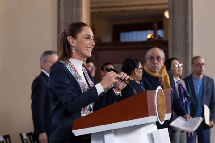 La presidenta Claudia Sheinbaum anunció este martes que enviará al Congreso de la Unión una iniciativa de reforma constitucional en materia electoral que propone eliminar las listas plurinominales, reducir en 25 por ciento el gasto del sistema electoral y fortalecer los mecanismos de democracia participativa.