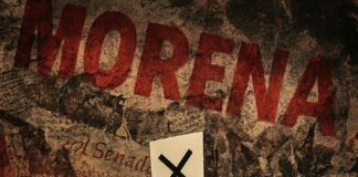 La historia política mexicana tiene un mantra que se repite como eco incómodo: “Por el bien de todos, primero los pobres”. Hoy, bajo la administración de Claudia Sheinbaum, ese lema parece mutar en una versión más pragmática y menos romántica: “Por el bien de todos, primero Morena”. La reforma electoral presentada no es un simple ajuste administrativo; es una reconfiguración estructural de la representación política.