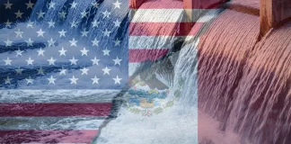 El Gobierno de Estados Unidos informó que México acordó la entrega de al menos 350 mil acres-pies de agua al año, equivalentes a aproximadamente 432 millones de metros cúbicos anuales, como parte de los compromisos establecidos en el Tratado de Aguas de 1944. De acuerdo con autoridades estadounidenses, el entendimiento incluye un plan para atender la deuda hídrica pendiente del ciclo anterior, así como la realización de reuniones mensuales de seguimiento para garantizar entregas constantes y prevenir déficits futuros. Por su parte, el Gobierno de México señaló que ambos países acordaron un plan técnico para la gestión del agua en la cuenca del Río Bravo, conforme a los mecanismos previstos en el tratado y como resultado de un trabajo técnico y político entre ambas naciones. En su comunicado, el Gobierno mexicano indicó que México confirmó su disposición a garantizar la entrega de una cantidad mínima anual de agua, de acuerdo con las condiciones hidrológicas de la cuenca y priorizando el abastecimiento para consumo humano y producción agrícola, sin precisar volúmenes. El Gobierno de México agregó que el acuerdo permitirá mejorar la gestión del recurso hídrico en la cuenca del Río Bravo y avanzar hacia una planeación con mayor previsibilidad y responsabilidad compartida. Asimismo, reiteró su compromiso con el Tratado de Aguas de 1944 como marco de cooperación binacional y como instrumento para la protección de las actividades productivas y agrícolas en territorio nacional.