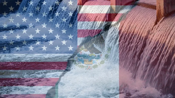 El Gobierno de Estados Unidos informó que México acordó la entrega de al menos 350 mil acres-pies de agua al año, equivalentes a aproximadamente 432 millones de metros cúbicos anuales, como parte de los compromisos establecidos en el Tratado de Aguas de 1944. De acuerdo con autoridades estadounidenses, el entendimiento incluye un plan para atender la deuda hídrica pendiente del ciclo anterior, así como la realización de reuniones mensuales de seguimiento para garantizar entregas constantes y prevenir déficits futuros. Por su parte, el Gobierno de México señaló que ambos países acordaron un plan técnico para la gestión del agua en la cuenca del Río Bravo, conforme a los mecanismos previstos en el tratado y como resultado de un trabajo técnico y político entre ambas naciones. En su comunicado, el Gobierno mexicano indicó que México confirmó su disposición a garantizar la entrega de una cantidad mínima anual de agua, de acuerdo con las condiciones hidrológicas de la cuenca y priorizando el abastecimiento para consumo humano y producción agrícola, sin precisar volúmenes. El Gobierno de México agregó que el acuerdo permitirá mejorar la gestión del recurso hídrico en la cuenca del Río Bravo y avanzar hacia una planeación con mayor previsibilidad y responsabilidad compartida. Asimismo, reiteró su compromiso con el Tratado de Aguas de 1944 como marco de cooperación binacional y como instrumento para la protección de las actividades productivas y agrícolas en territorio nacional.