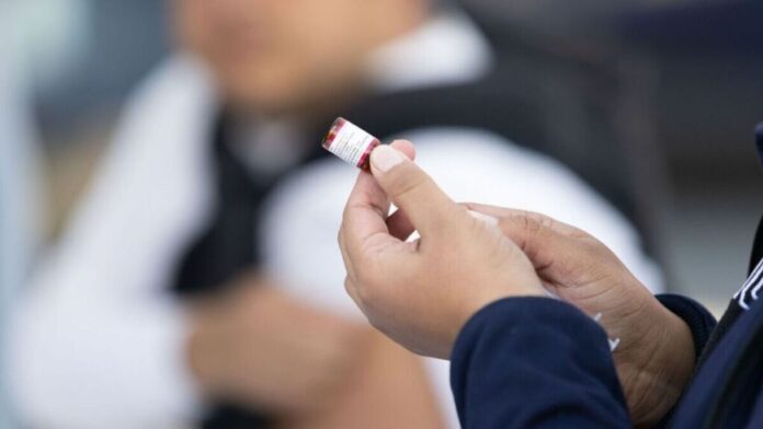 En la conferencia matutina de este jueves, la presidenta Claudia Sheinbaum informó que ya se encuentra disponible la plataforma digital para que la población ubique los puntos de vacunación contra el sarampión en todo el país, en medio del monitoreo epidemiológico que mantiene el Gobierno federal.