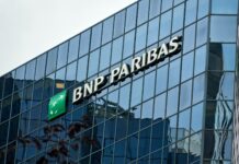La calificadora Fitch Ratings confirmó que BNP Paribas México tiene las notas más altas posibles dentro de la escala nacional: ‘AAA(mex)’ a largo plazo y ‘F1+(mex)’ a corto plazo, ambas con perspectiva estable. En términos simples, esto significa que la agencia considera que el banco es muy confiable para cumplir con sus obligaciones.