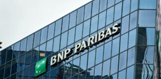 La calificadora Fitch Ratings confirmó que BNP Paribas México tiene las notas más altas posibles dentro de la escala nacional: ‘AAA(mex)’ a largo plazo y ‘F1+(mex)’ a corto plazo, ambas con perspectiva estable. En términos simples, esto significa que la agencia considera que el banco es muy confiable para cumplir con sus obligaciones.