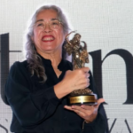 La escritora mexicana Cristina Rivera Garza afirmó que la violencia de género y el feminicidio no pueden entenderse sin analizar las estructuras económicas que atraviesan a la sociedad, durante el discurso que ofreció al recibir el reconocimiento como Personaje del Año otorgado por Revista Fortuna.