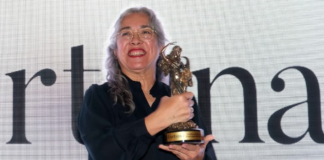 La escritora mexicana Cristina Rivera Garza afirmó que la violencia de género y el feminicidio no pueden entenderse sin analizar las estructuras económicas que atraviesan a la sociedad, durante el discurso que ofreció al recibir el reconocimiento como Personaje del Año otorgado por Revista Fortuna.