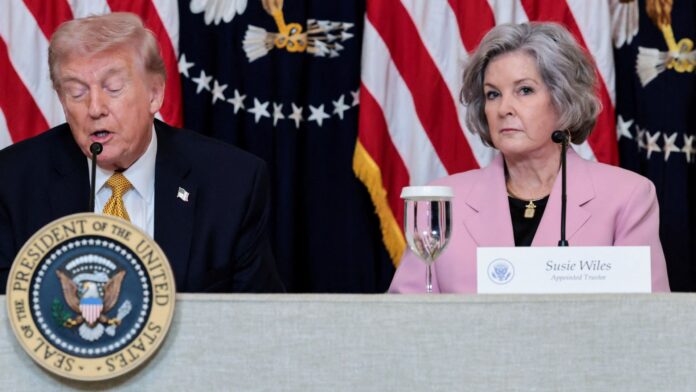 Trump Anuncia que su Jefa de Gabinete Susie Wiles Fue Diagnosticada con Cáncer de Mama