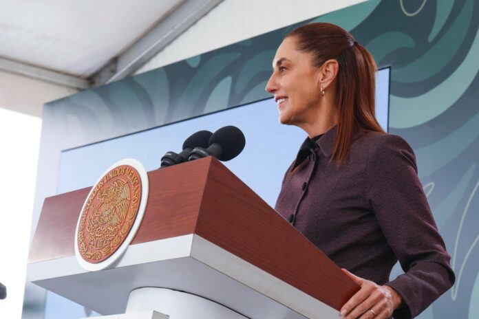 Sheinbaum dice que mujeres militares también enfrentan problemáticas, tras homenaje por el 8M